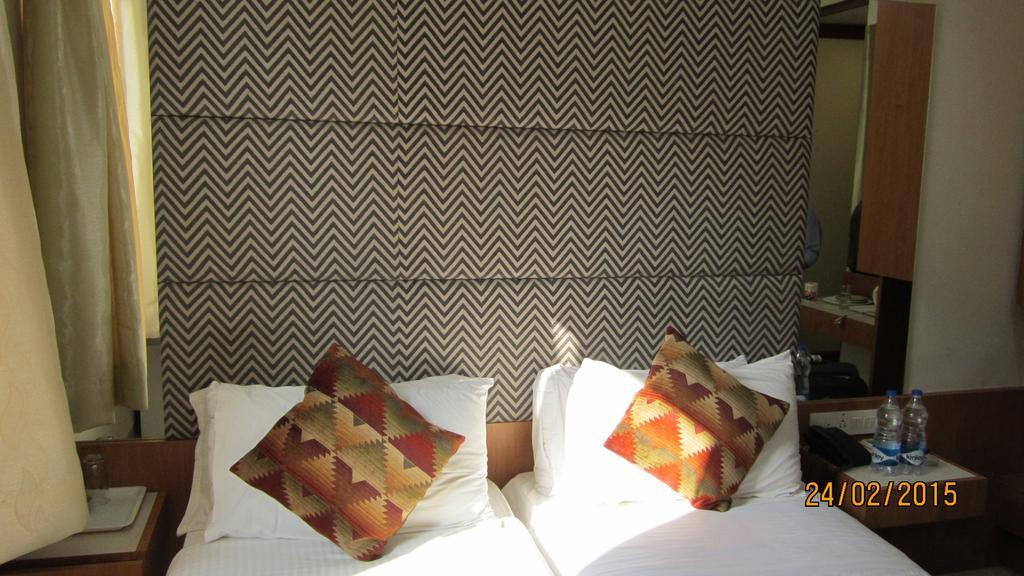Empire Hotel Mumbai Room photo